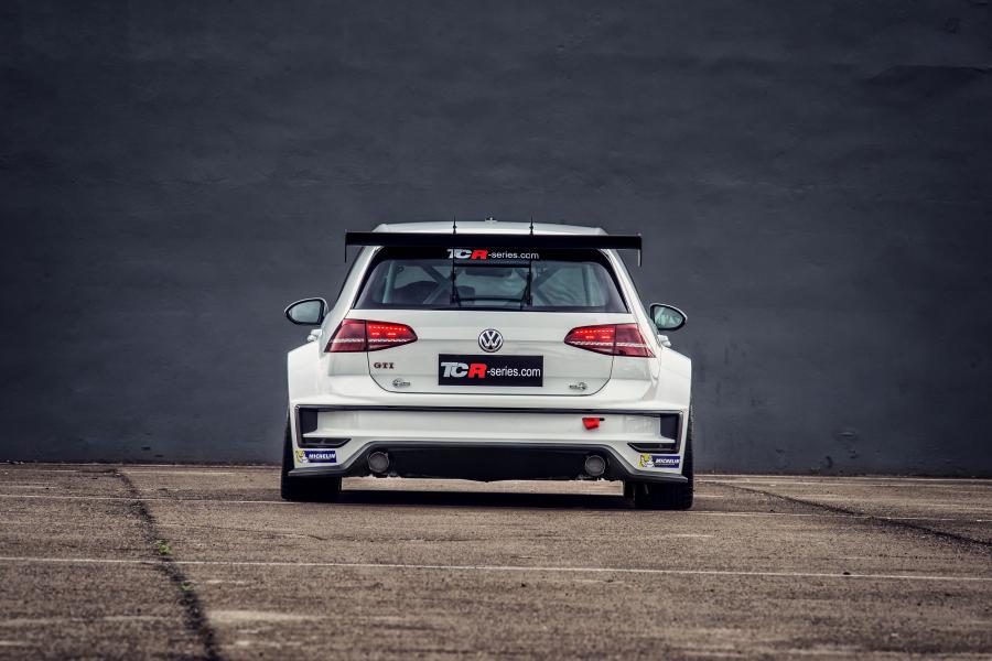  Volkswagen Golf GTi TCR 2016 года  (фото 7 из 16)